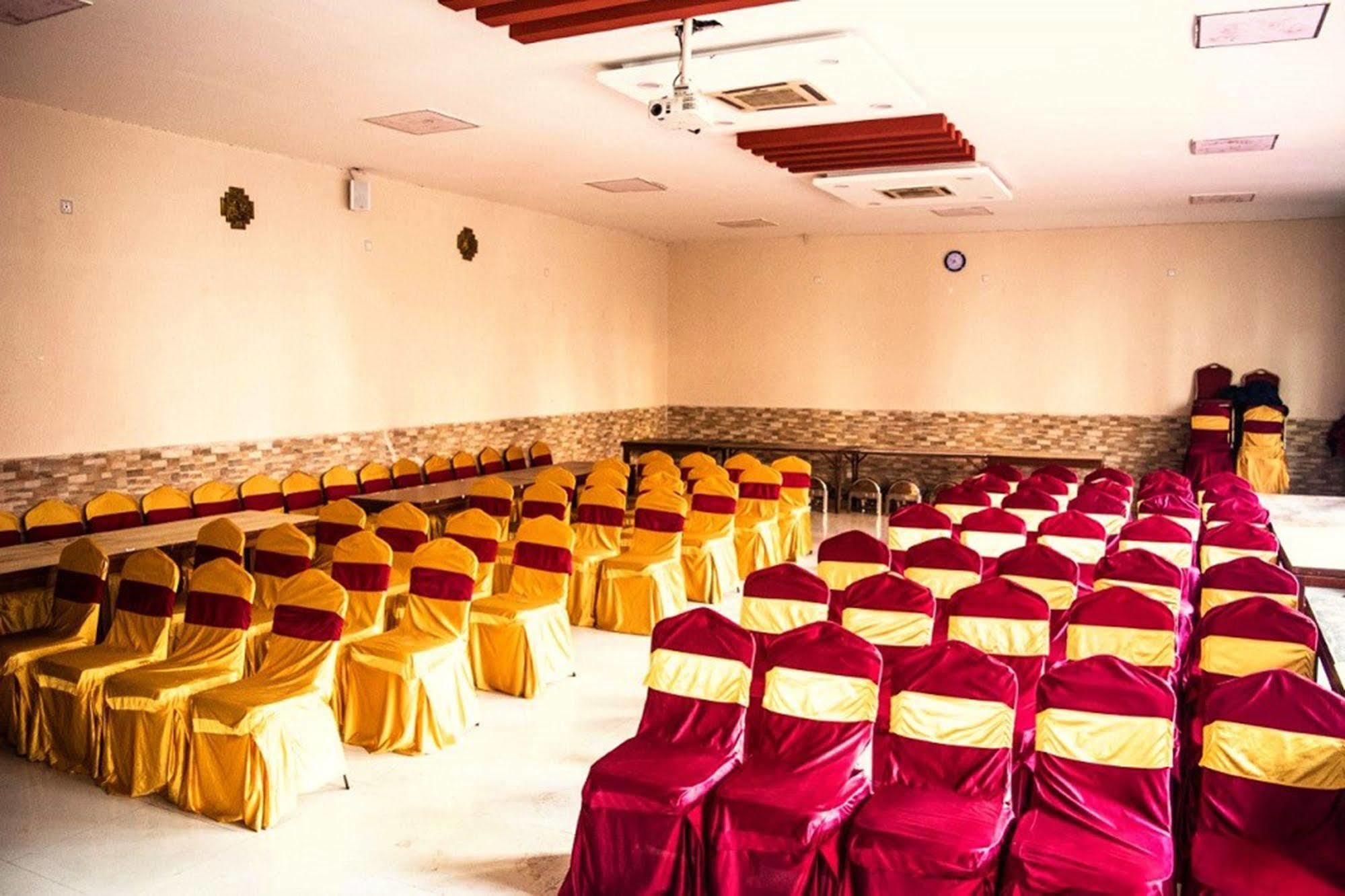 Aryal International Hotel Катманду Экстерьер фото